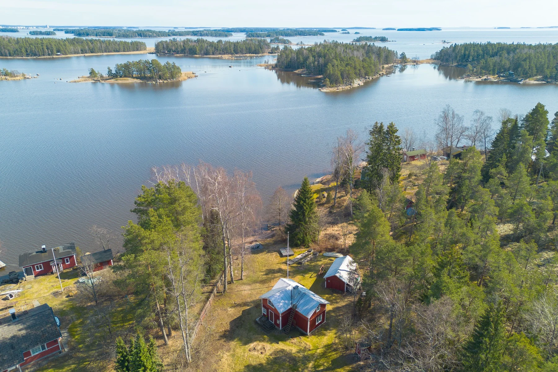 Dronekuva omakotitalosta ja ympäröivästä pihapiiristä asuntokuvauksessa