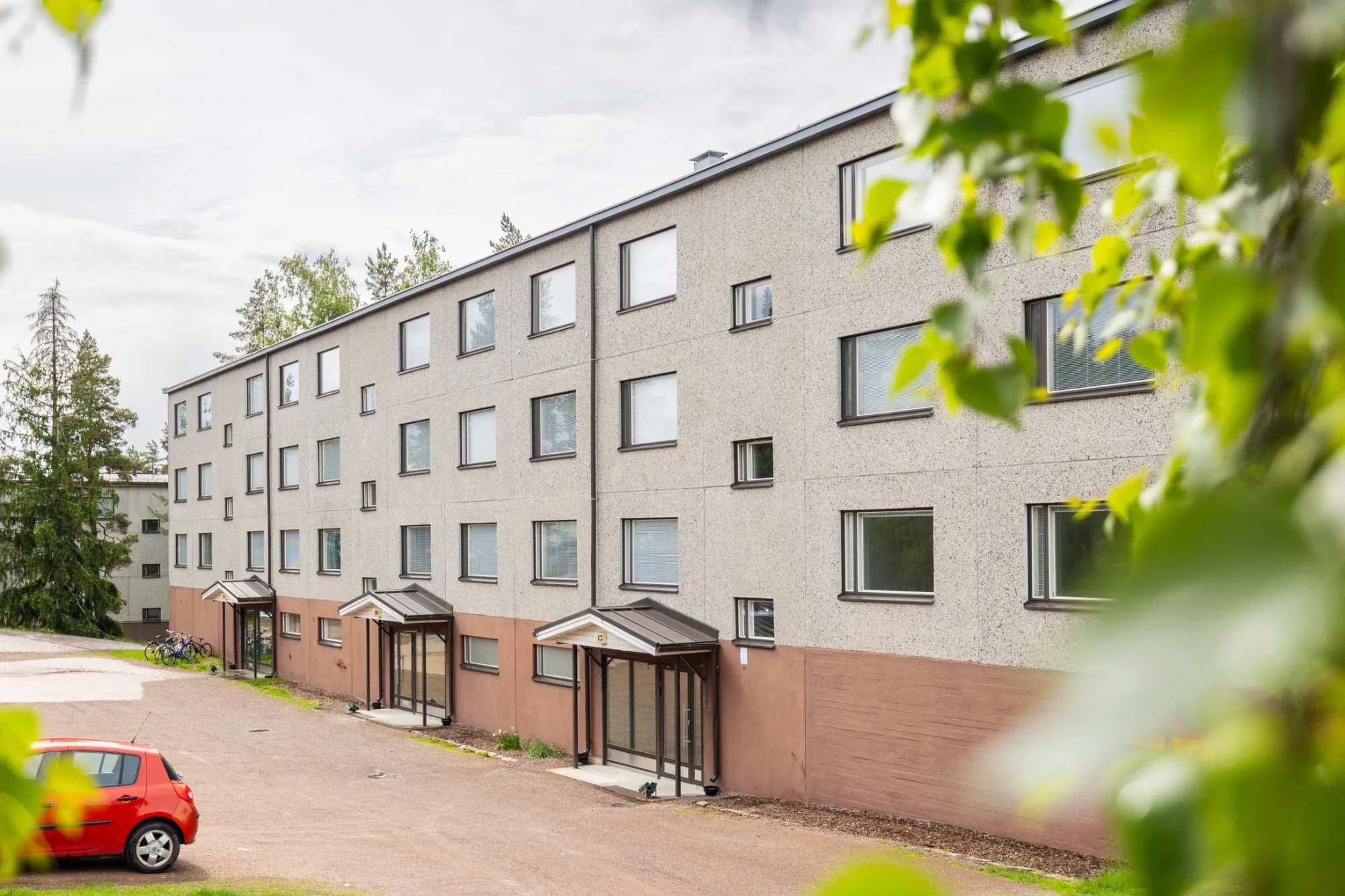 Kerrostalon ulkokuva vehreässä ympäristössä