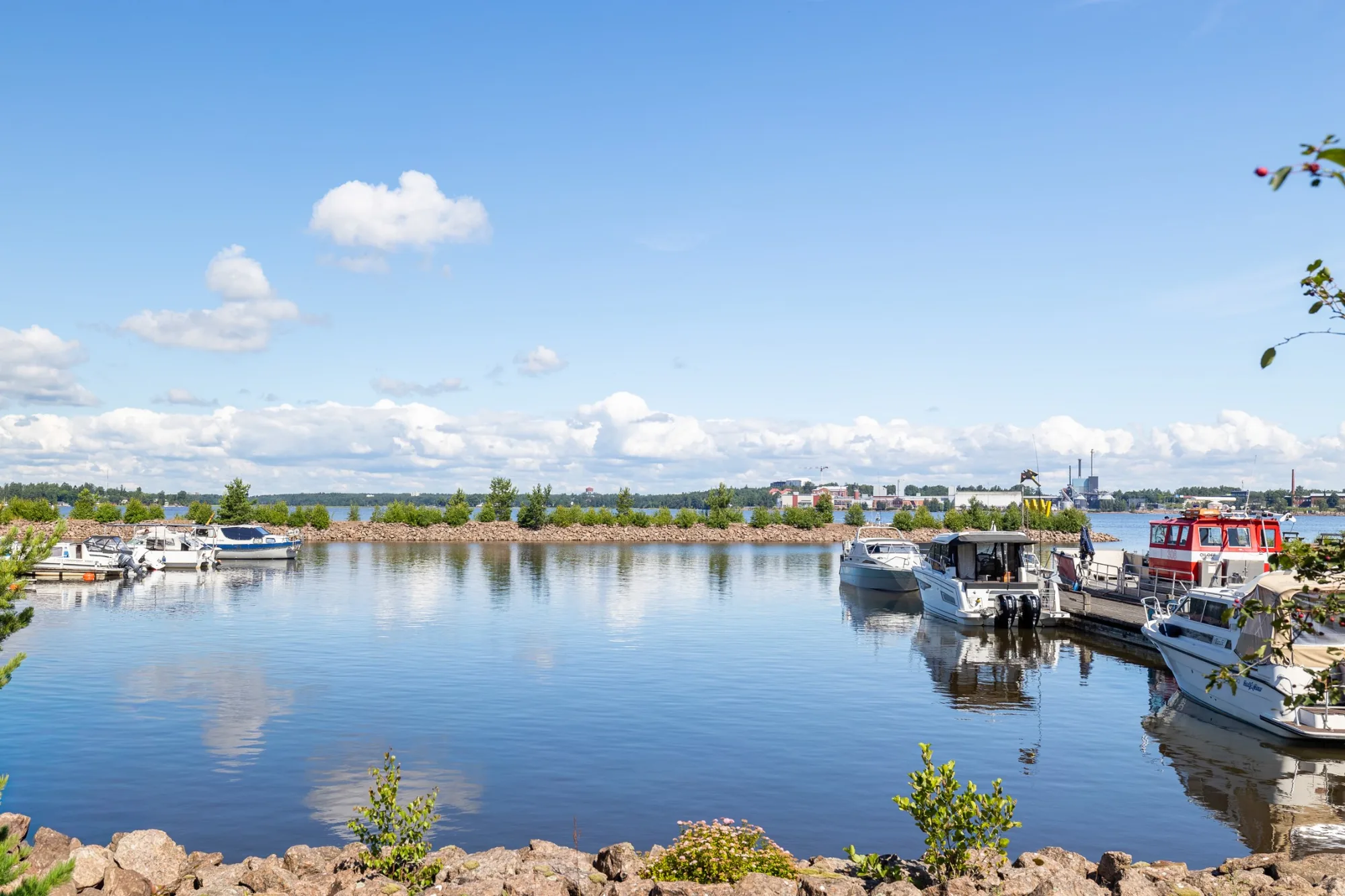 Kesäinen terassi ja hoidettu pihapiiri